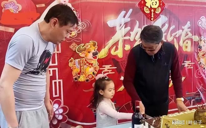 54岁范志毅生日晒全家福！一家5口3个国籍娇妻抢镜