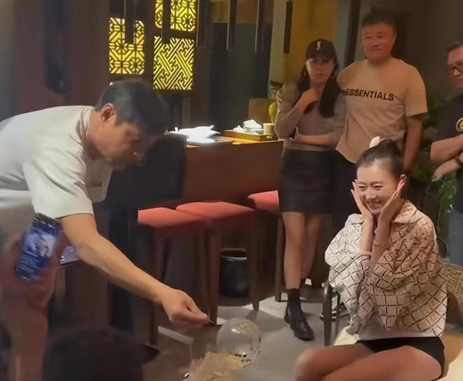 54岁范志毅生日晒全家福！一家5口3个国籍娇妻抢镜