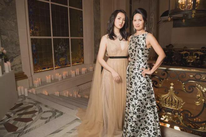 张艺谋为22岁长子铺路！安排其去巴黎名媛舞会刷脸