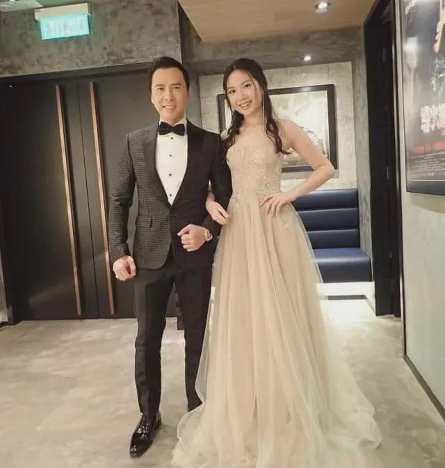 张艺谋为22岁长子铺路！安排其去巴黎名媛舞会刷脸