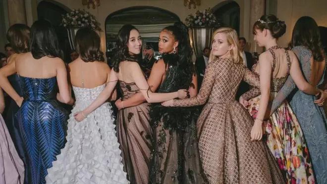 张艺谋为22岁长子铺路！安排其去巴黎名媛舞会刷脸