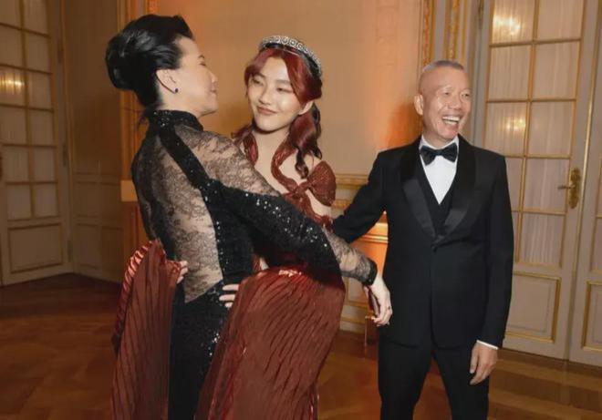 张艺谋为22岁长子铺路！安排其去巴黎名媛舞会刷脸