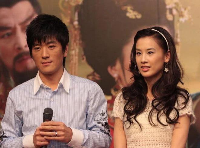 杨子黄圣依合体直播，女方满脸嫌弃男方扮相苍老