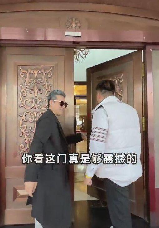 杨子黄圣依合体直播，女方满脸嫌弃男方扮相苍老