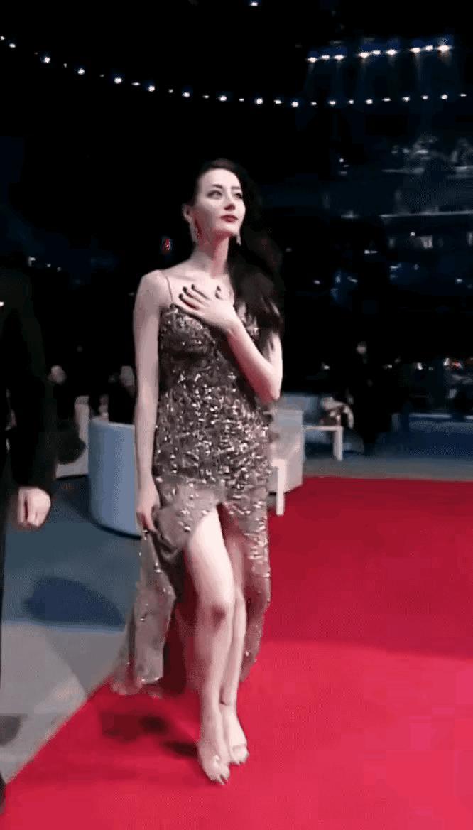 狗仔曝热巴大瓜！红毯礼服做不了主，本人没自信