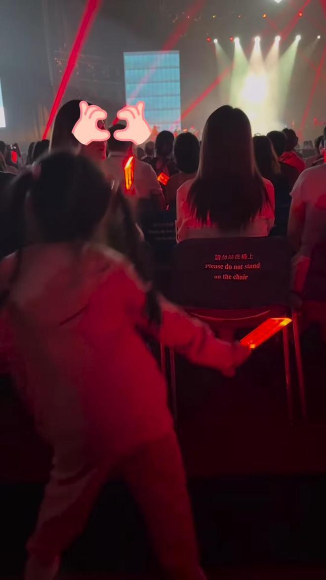 方媛6岁女儿扭腰热舞,双腿动作神似爸爸郭富城