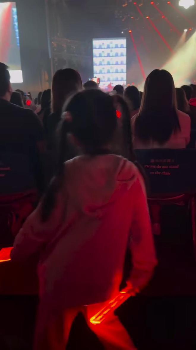 方媛6岁女儿扭腰热舞,双腿动作神似爸爸郭富城