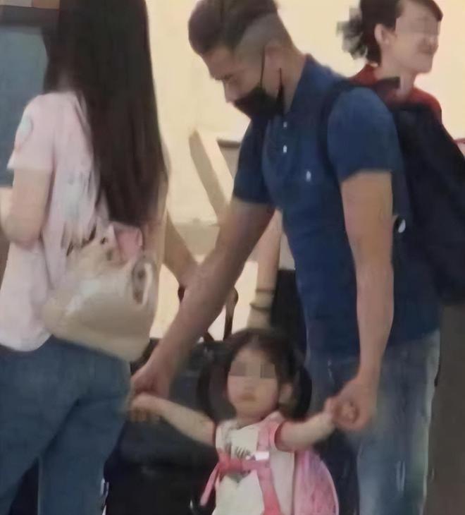 方媛6岁女儿扭腰热舞,双腿动作神似爸爸郭富城