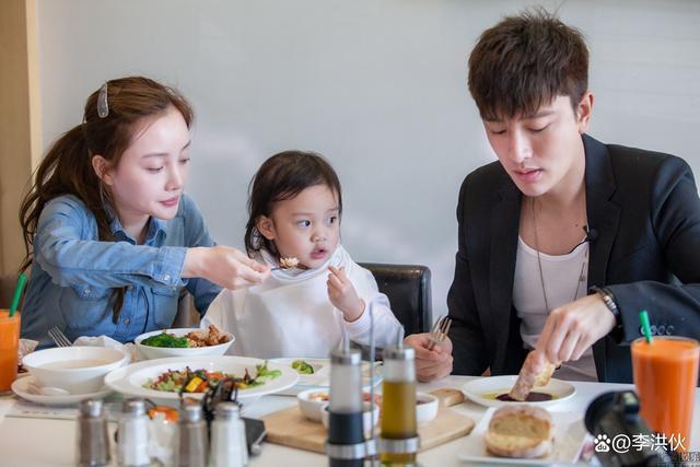 贾乃亮与短发女孩同回住所，疑似新恋情曝光，李小璐终究是路人