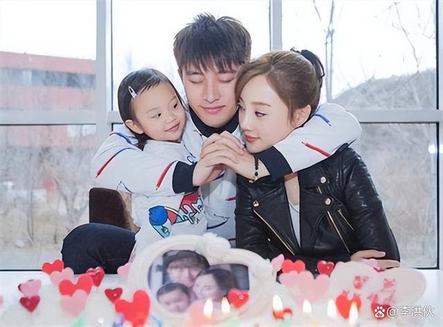 贾乃亮与短发女孩同回住所，疑似新恋情曝光，李小璐终究是路人