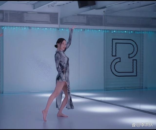 贾乃亮与短发女孩同回住所，疑似新恋情曝光，李小璐终究是路人