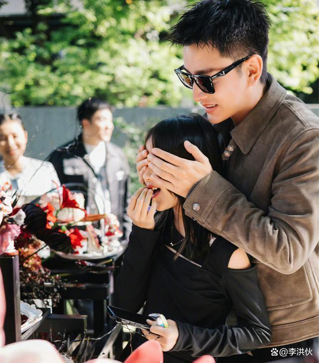 贾乃亮与短发女孩同回住所，疑似新恋情曝光，李小璐终究是路人