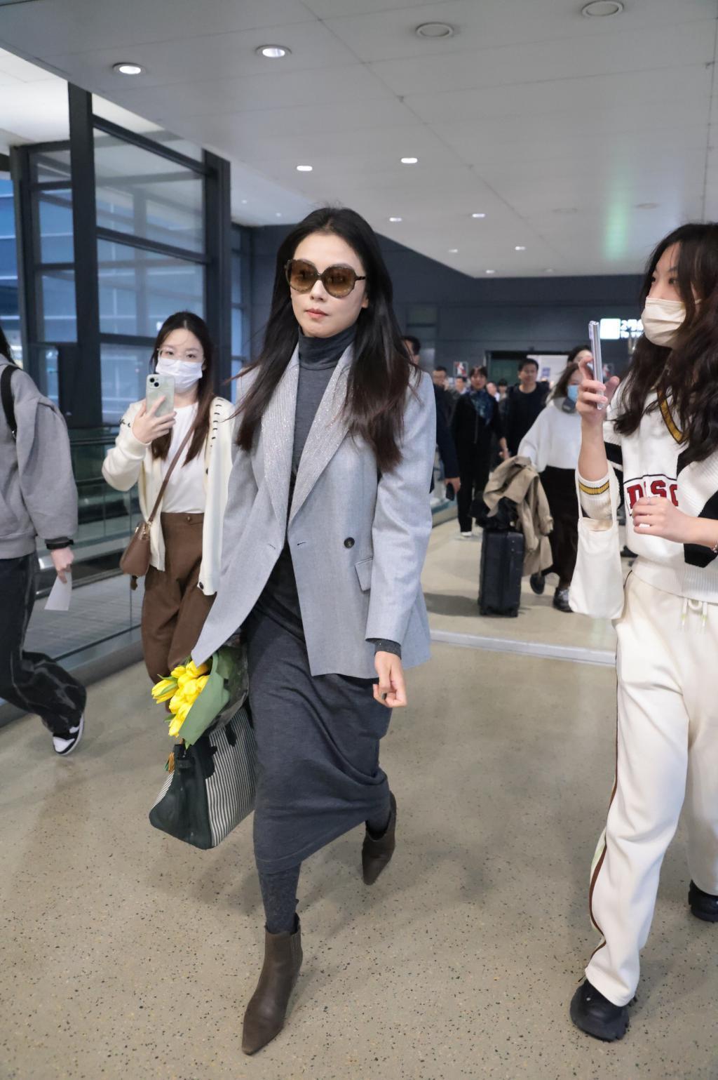 刘涛灰西装紧身裙现身机场 礼貌接过粉丝鲜花