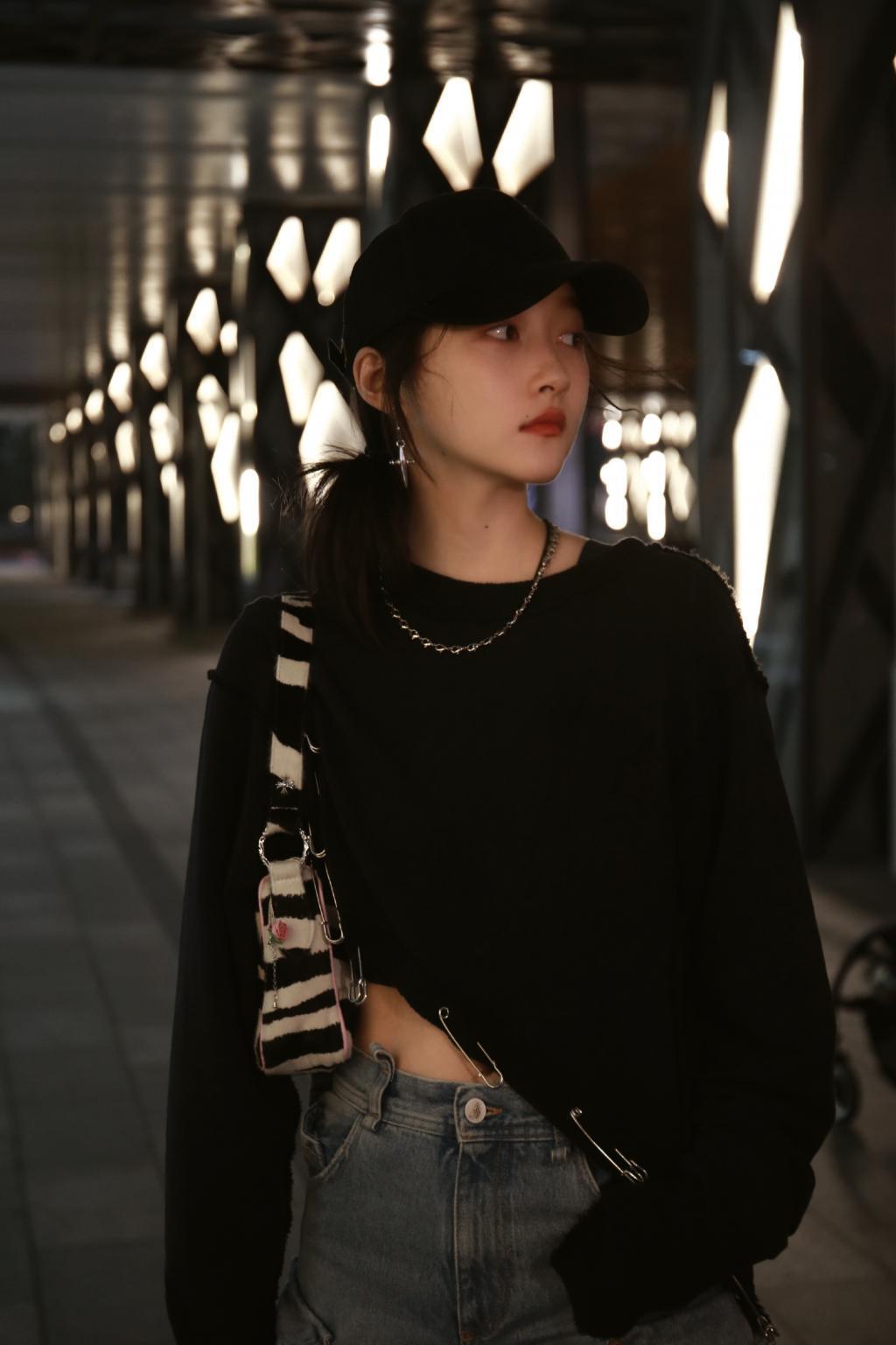 关晓彤穿黑衣露蛮腰 戴棒球帽秀精致侧颜