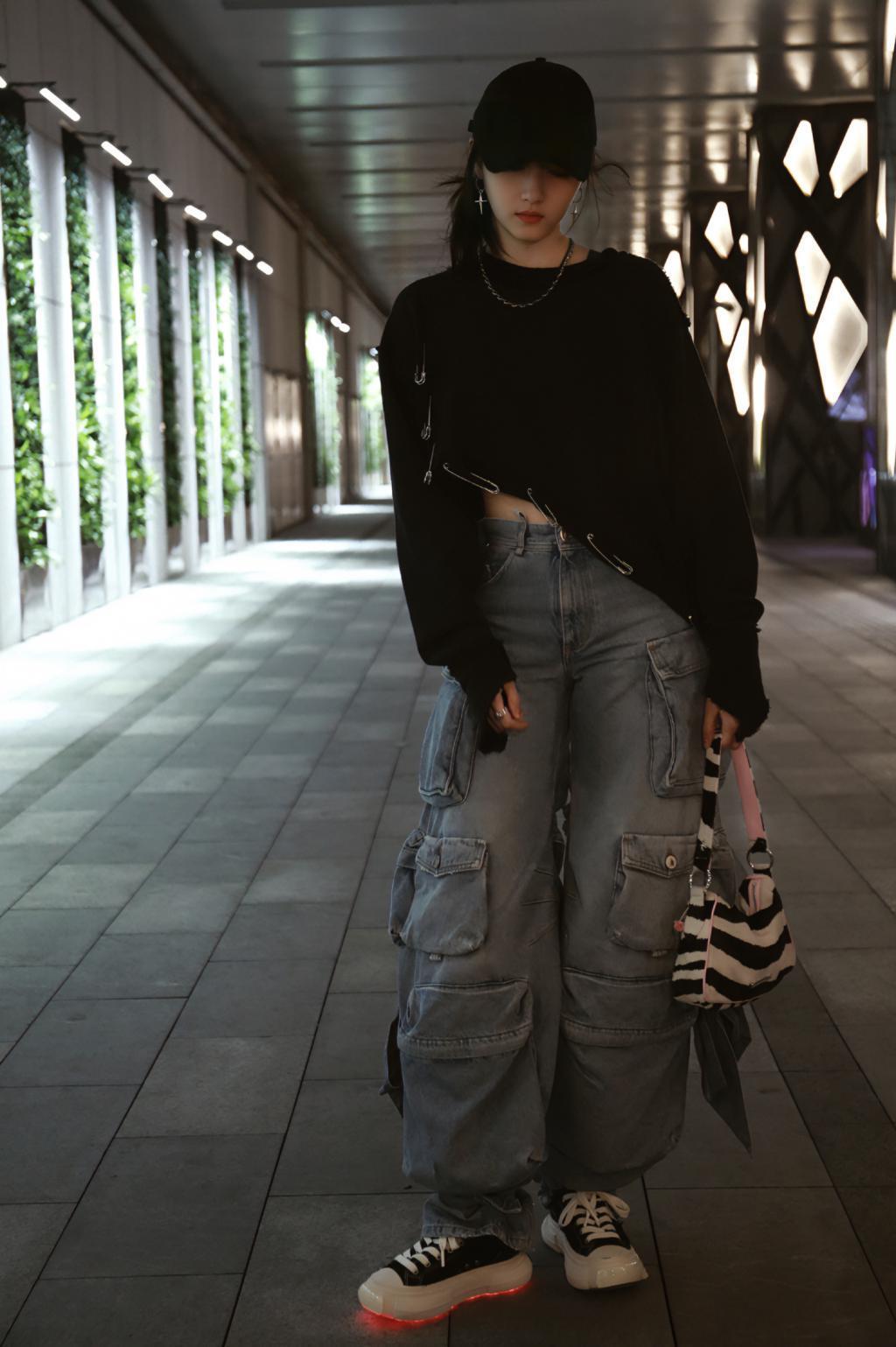 关晓彤穿黑衣露蛮腰 戴棒球帽秀精致侧颜