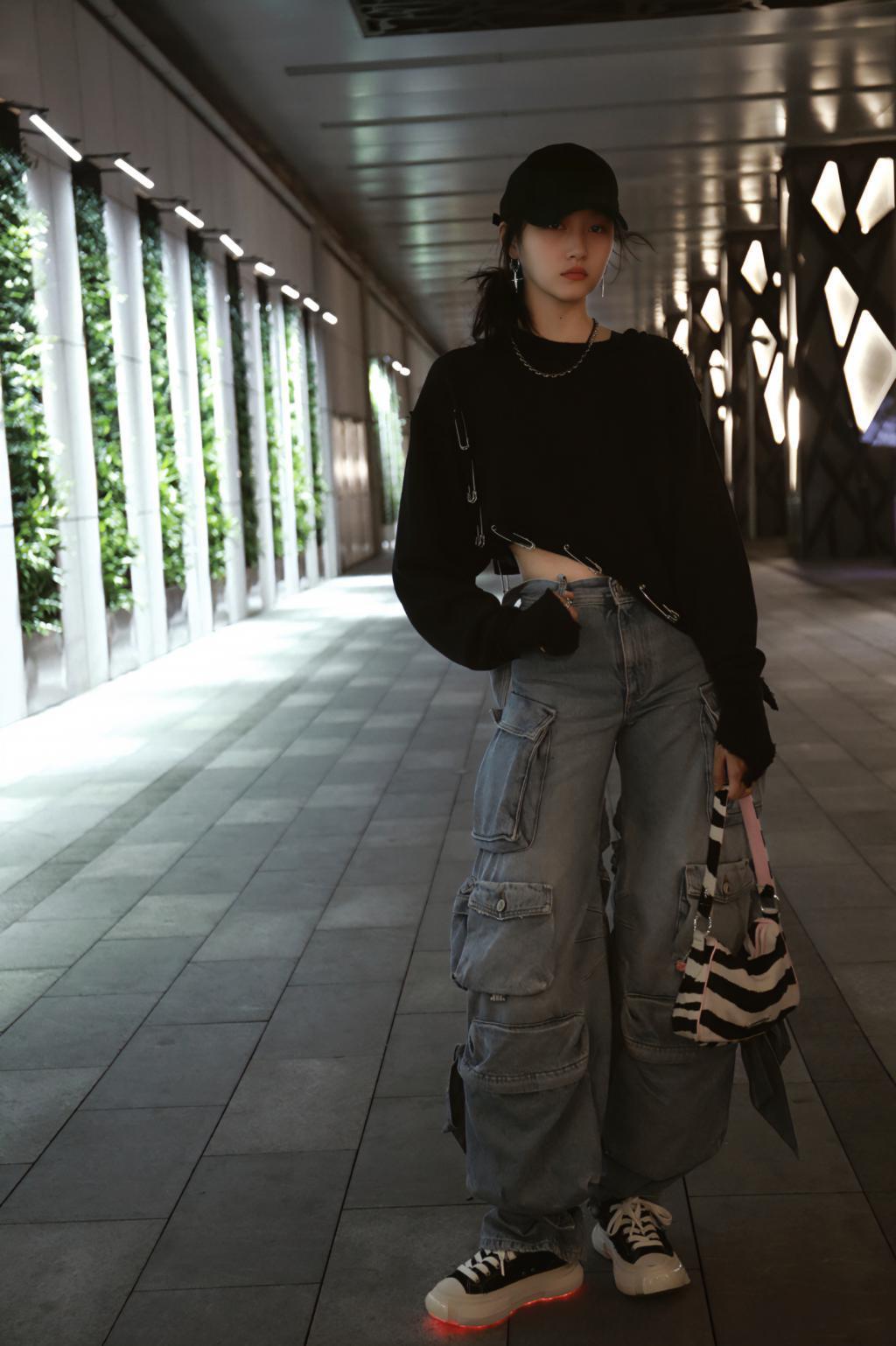 关晓彤穿黑衣露蛮腰 戴棒球帽秀精致侧颜