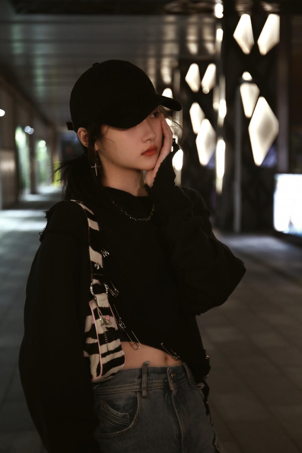 关晓彤穿黑衣露蛮腰 戴棒球帽秀精致侧颜