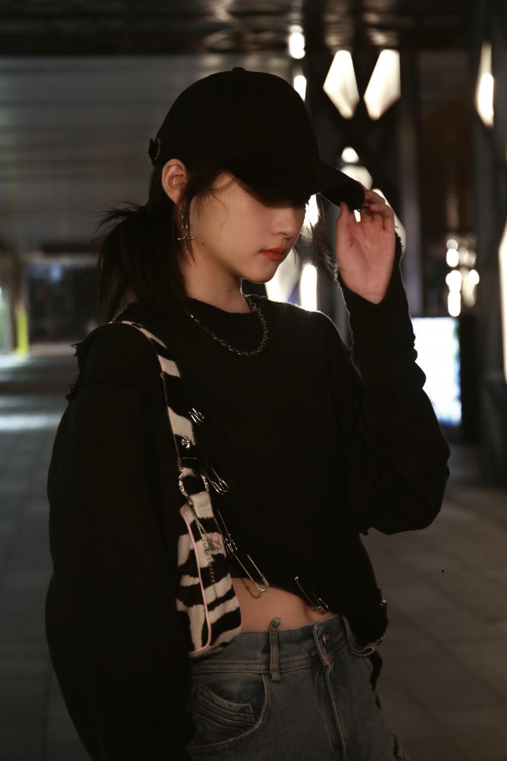 关晓彤穿黑衣露蛮腰 戴棒球帽秀精致侧颜
