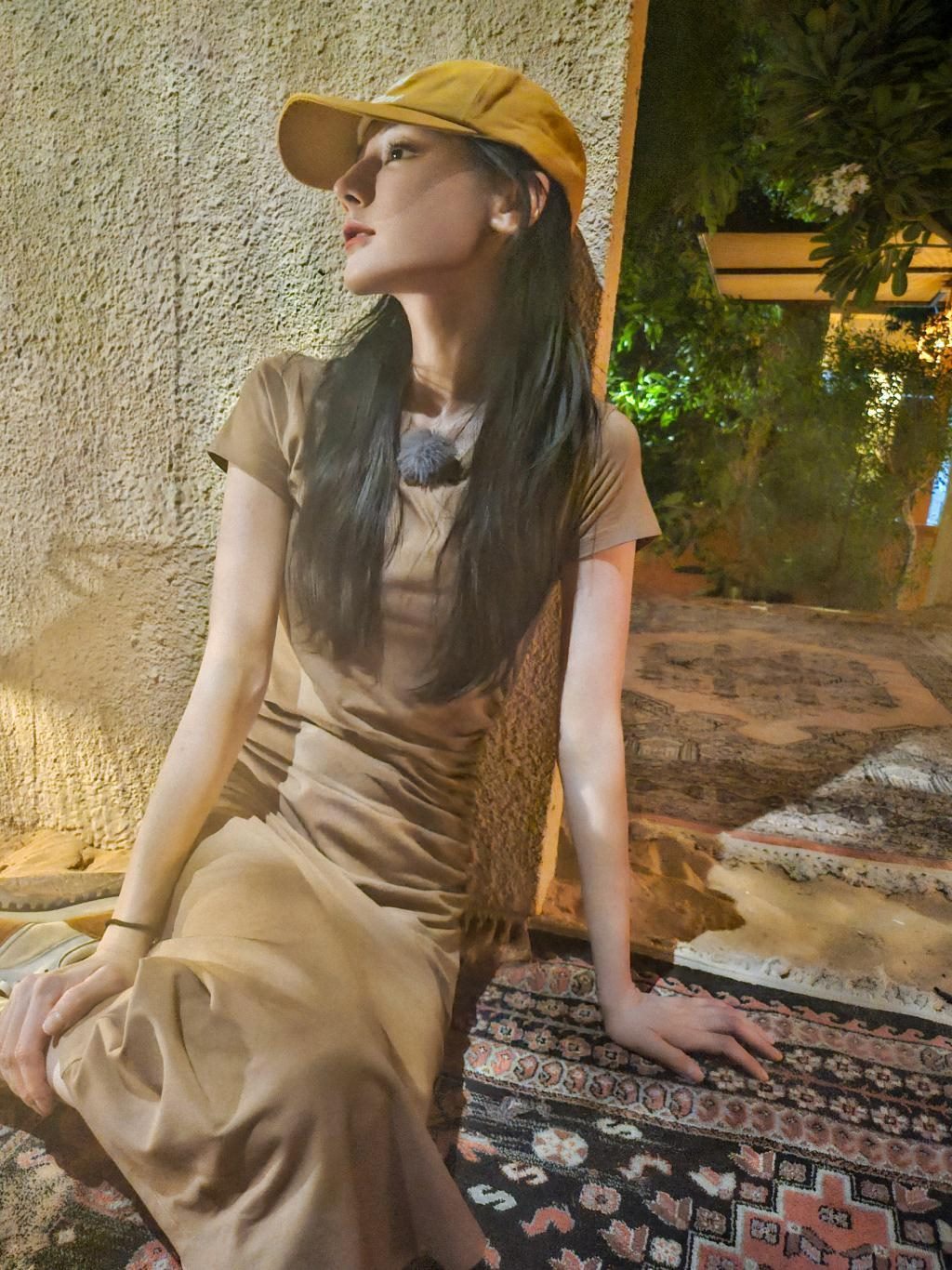 热巴现身沙漠美貌吸睛 戴墨镜抹红唇气场强