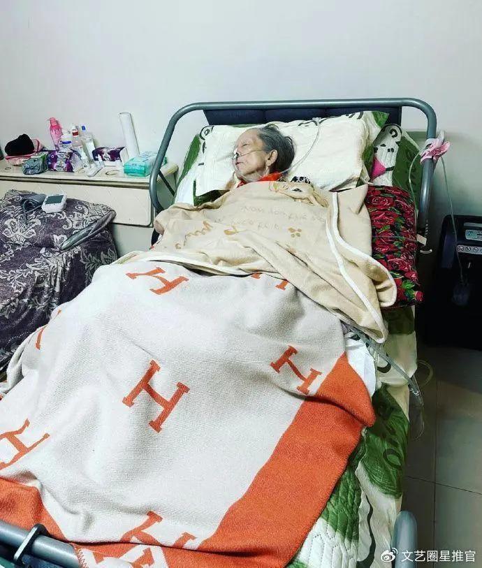 范玮琪晒75岁老母亲暴瘦病容，不忘炫爱马仕毯子