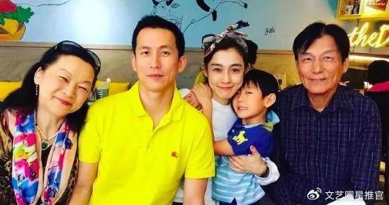 范玮琪晒75岁老母亲暴瘦病容，不忘炫爱马仕毯子