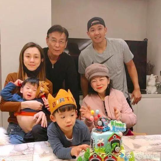 范玮琪晒75岁老母亲暴瘦病容，不忘炫爱马仕毯子