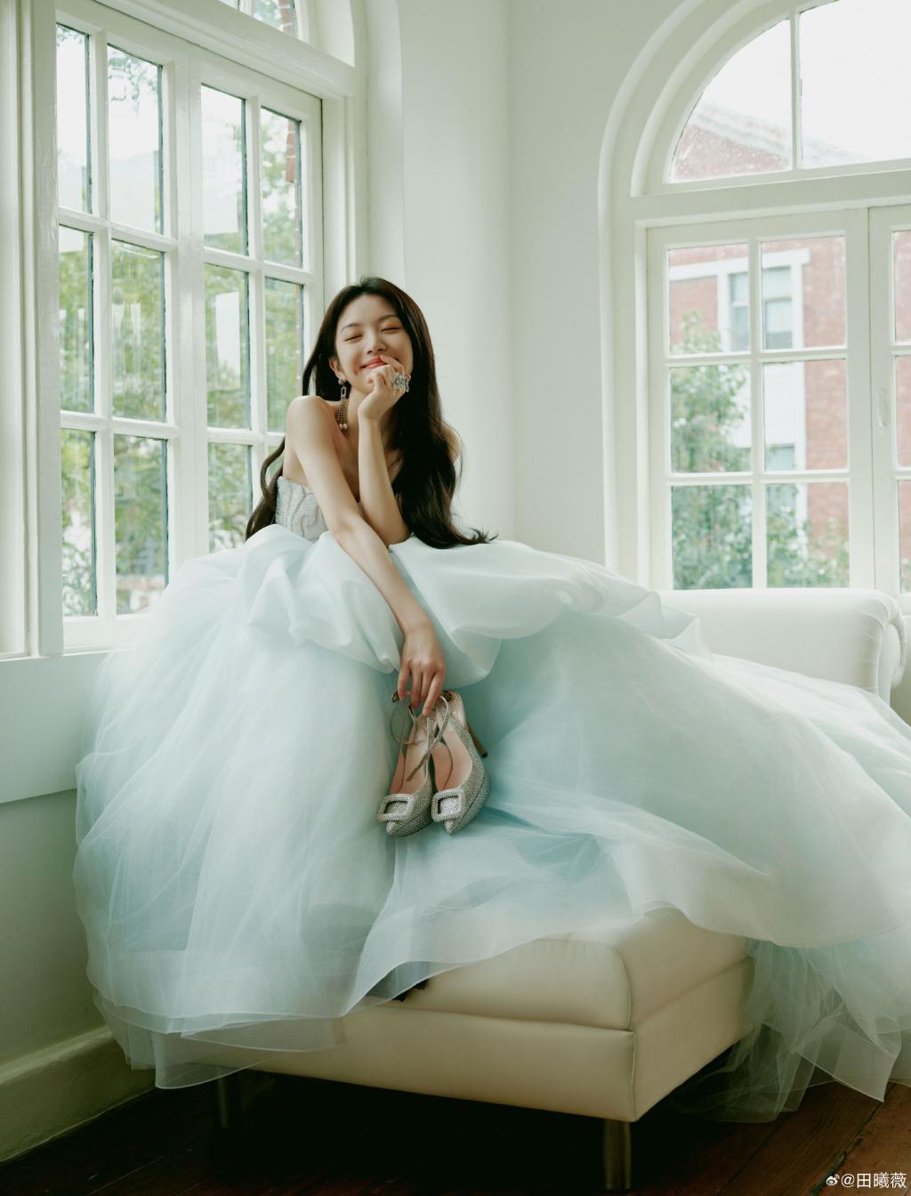 田曦薇穿抹胸纱裙露香肩 又甜又美娇俏可人