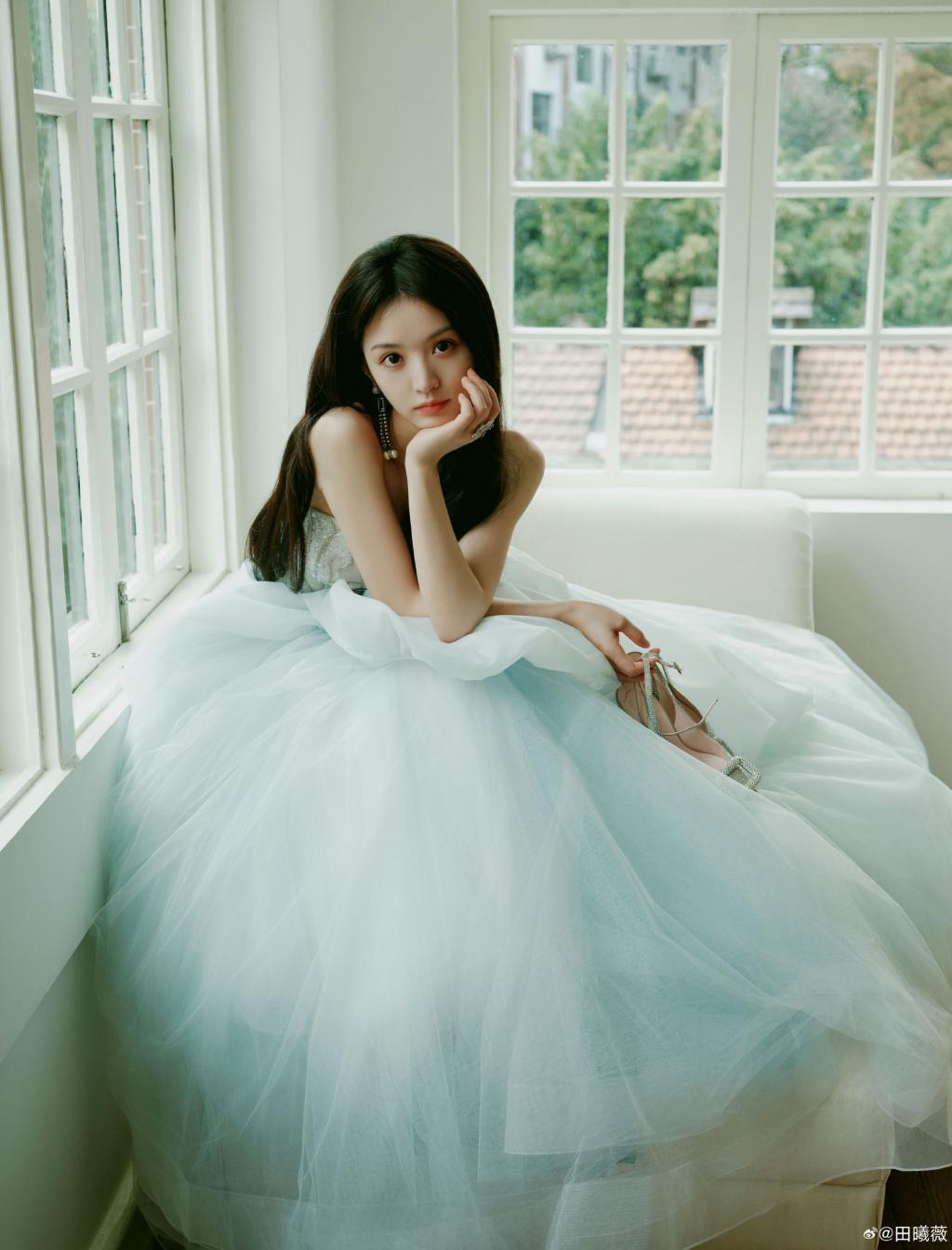 田曦薇穿抹胸纱裙露香肩 又甜又美娇俏可人