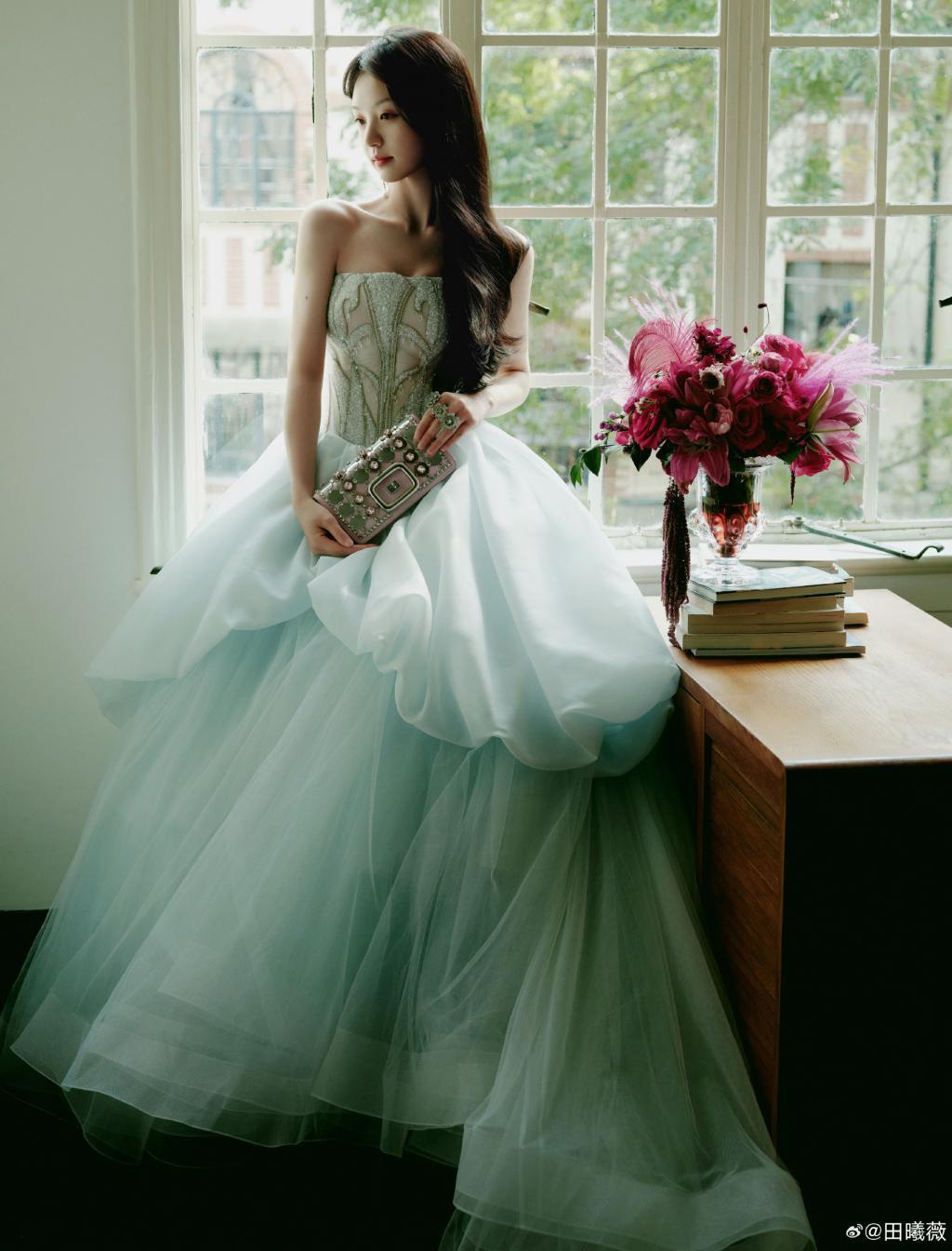 田曦薇穿抹胸纱裙露香肩 又甜又美娇俏可人