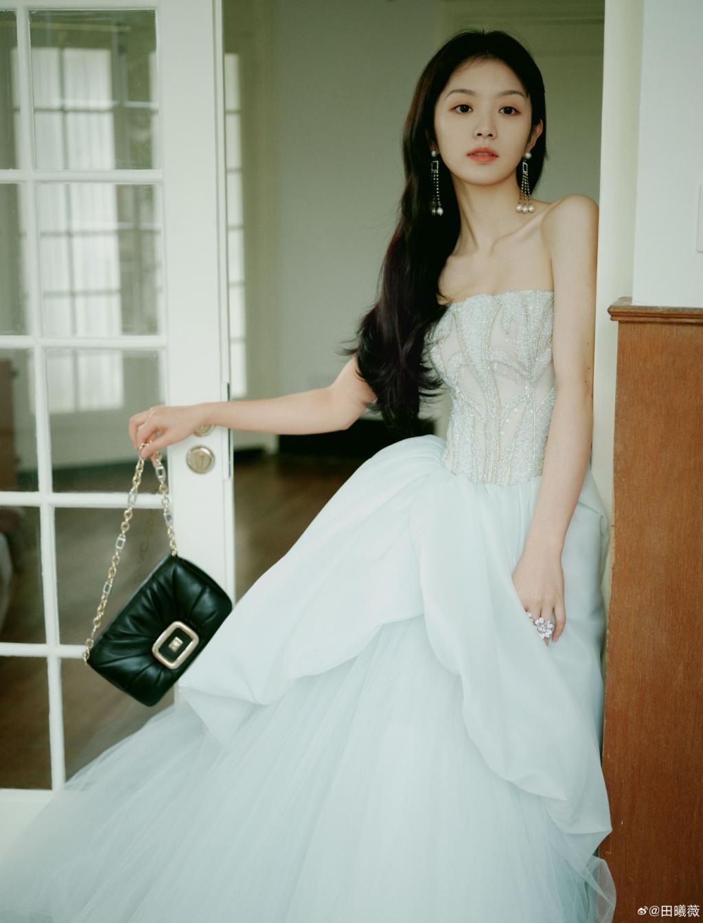 田曦薇穿抹胸纱裙露香肩 又甜又美娇俏可人