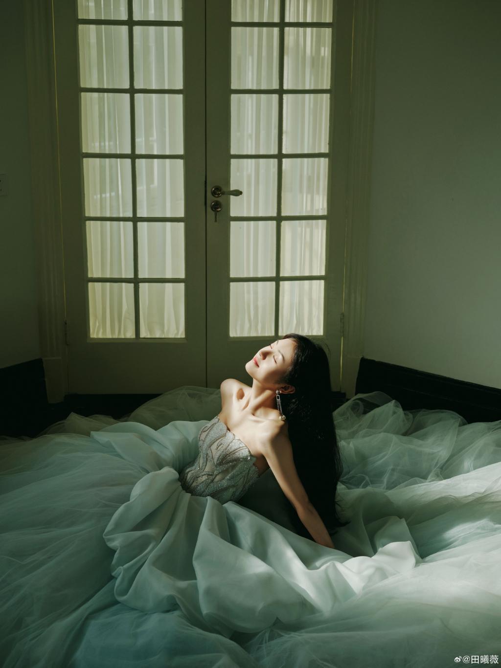 田曦薇穿抹胸纱裙露香肩 又甜又美娇俏可人