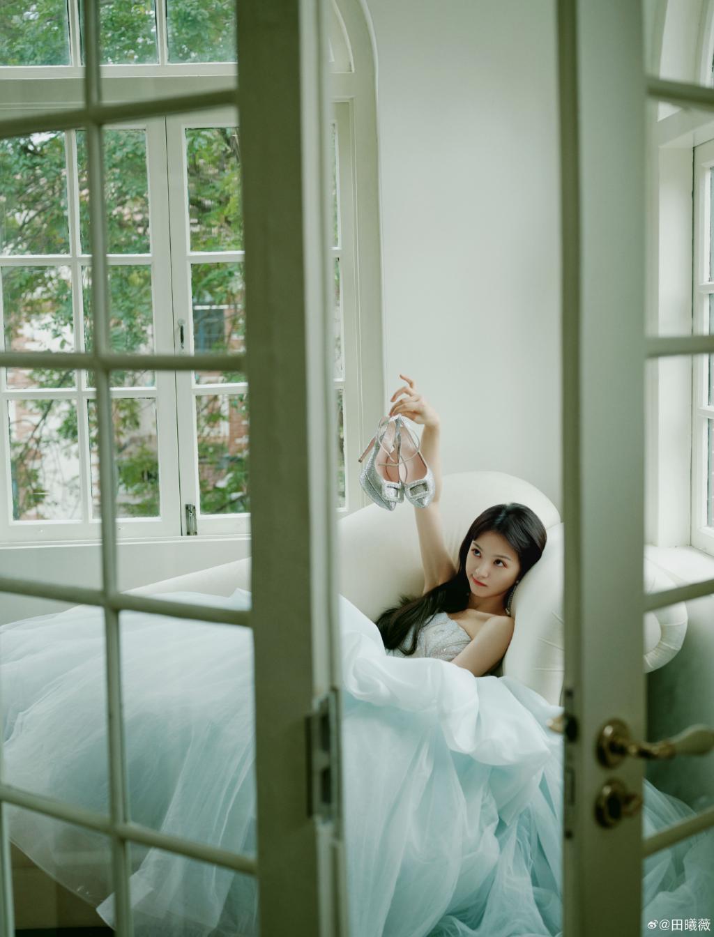 田曦薇穿抹胸纱裙露香肩 又甜又美娇俏可人