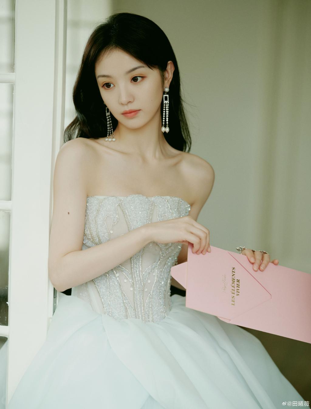 田曦薇穿抹胸纱裙露香肩 又甜又美娇俏可人