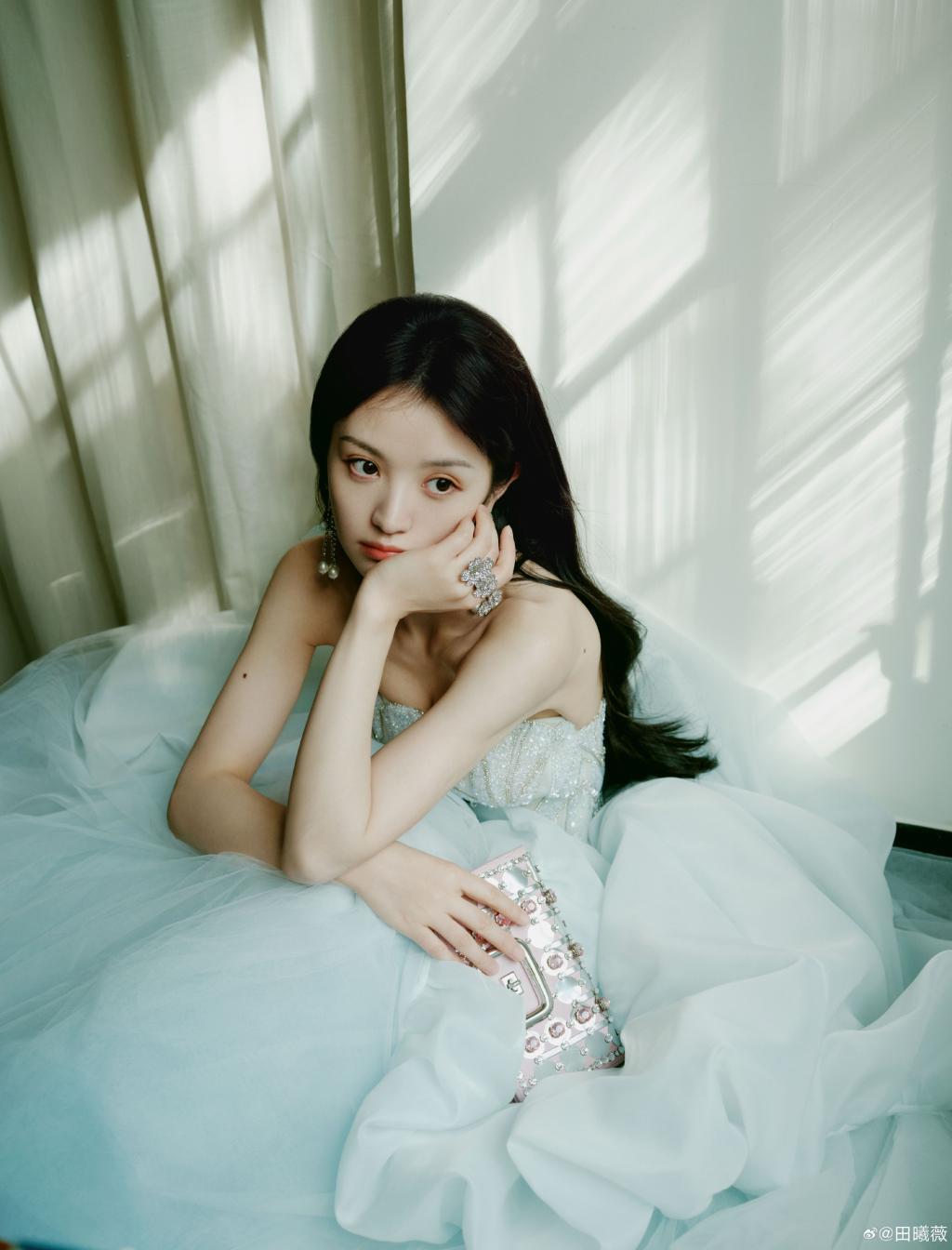 田曦薇穿抹胸纱裙露香肩 又甜又美娇俏可人