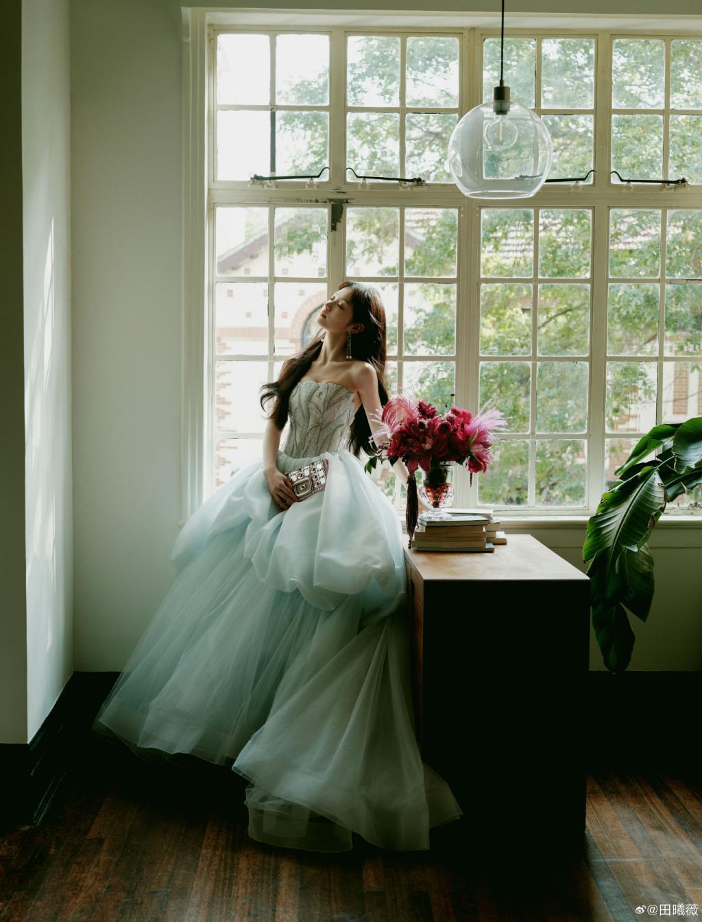 田曦薇穿抹胸纱裙露香肩 又甜又美娇俏可人