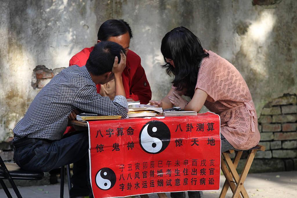 不信命的年轻人，却靠占卜求未来：无处不在的“玄学”，背后全是生意经