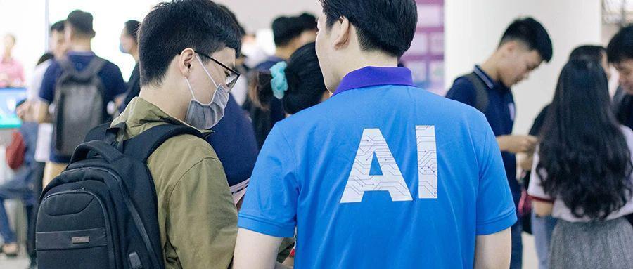每个人都能定制GPT，OpenAI会是下一个苹果吗