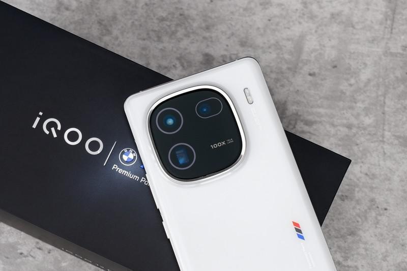 iQOO 12 Pro评测:自研电竞芯片 潜望长焦,打造史上最好的iQOO手机!