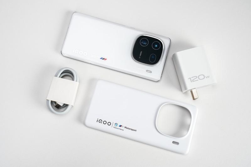 iQOO 12 Pro评测:自研电竞芯片 潜望长焦,打造史上最好的iQOO手机!