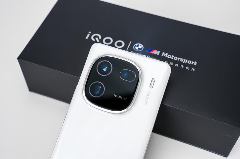 iQOO 12 Pro评测:自研电竞芯片 潜望长焦,打造史上最好的iQOO手机!
