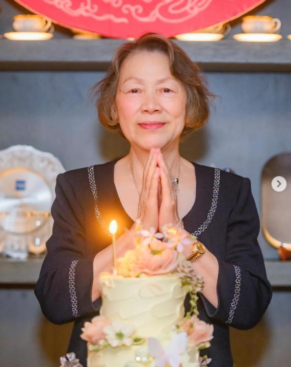 刘嘉玲陪母亲庆祝78岁生日，老公梁朝伟遗憾缺席