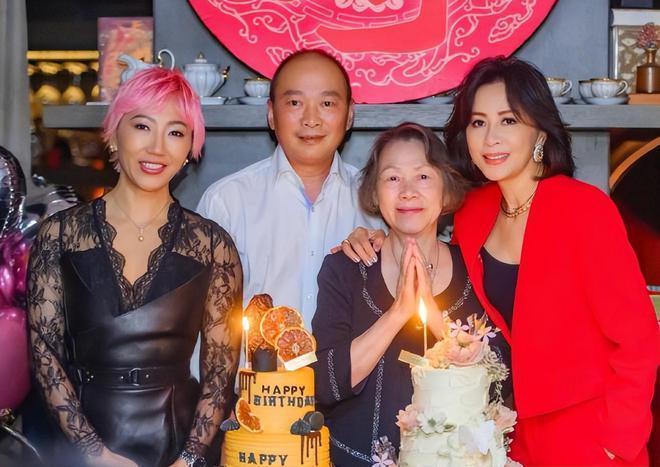 刘嘉玲陪母亲庆祝78岁生日，老公梁朝伟遗憾缺席