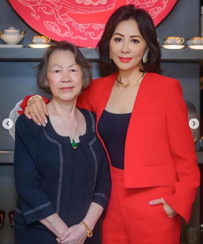 刘嘉玲陪母亲庆祝78岁生日，老公梁朝伟遗憾缺席