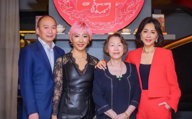 刘嘉玲陪母亲庆祝78岁生日，老公梁朝伟遗憾缺席