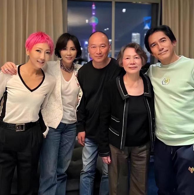 刘嘉玲陪母亲庆祝78岁生日，老公梁朝伟遗憾缺席