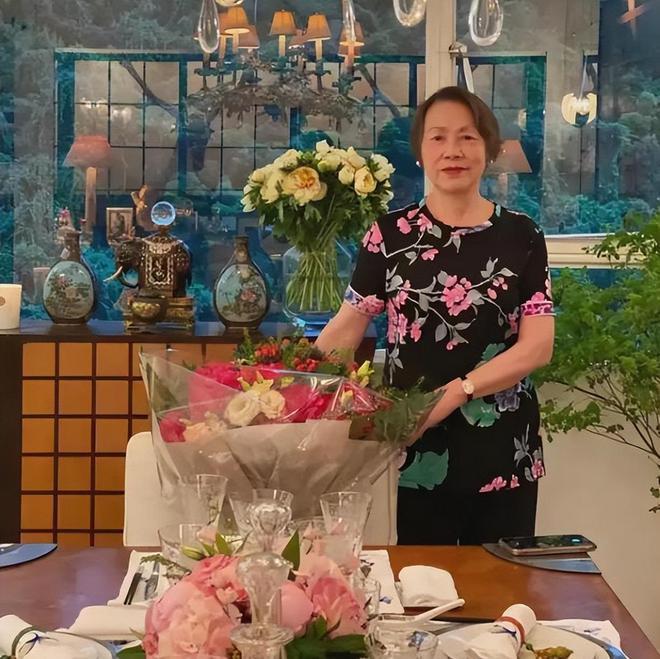 刘嘉玲陪母亲庆祝78岁生日，老公梁朝伟遗憾缺席