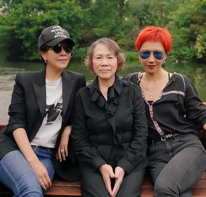 刘嘉玲陪母亲庆祝78岁生日，老公梁朝伟遗憾缺席