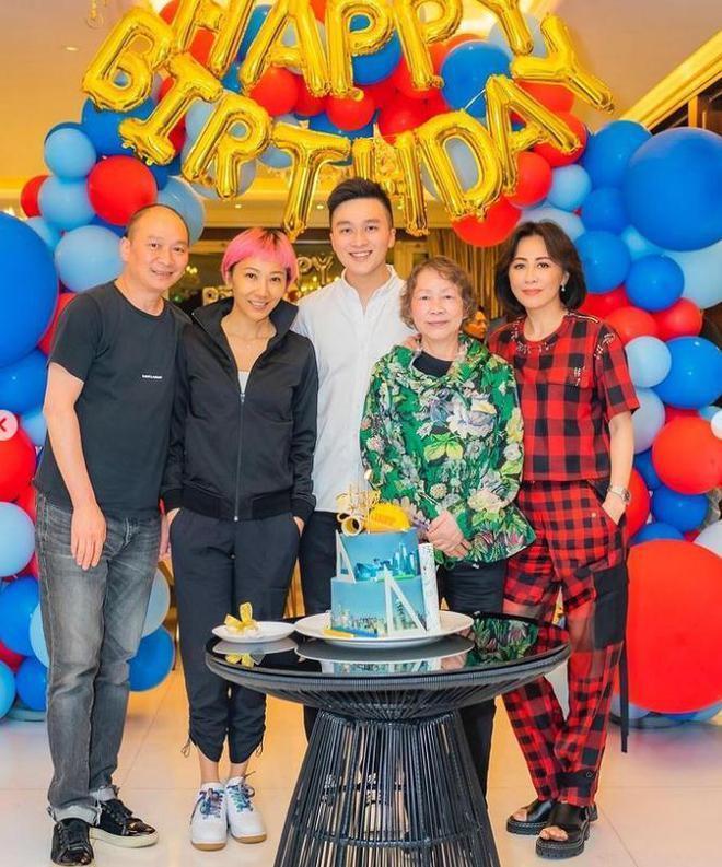 刘嘉玲陪母亲庆祝78岁生日，老公梁朝伟遗憾缺席