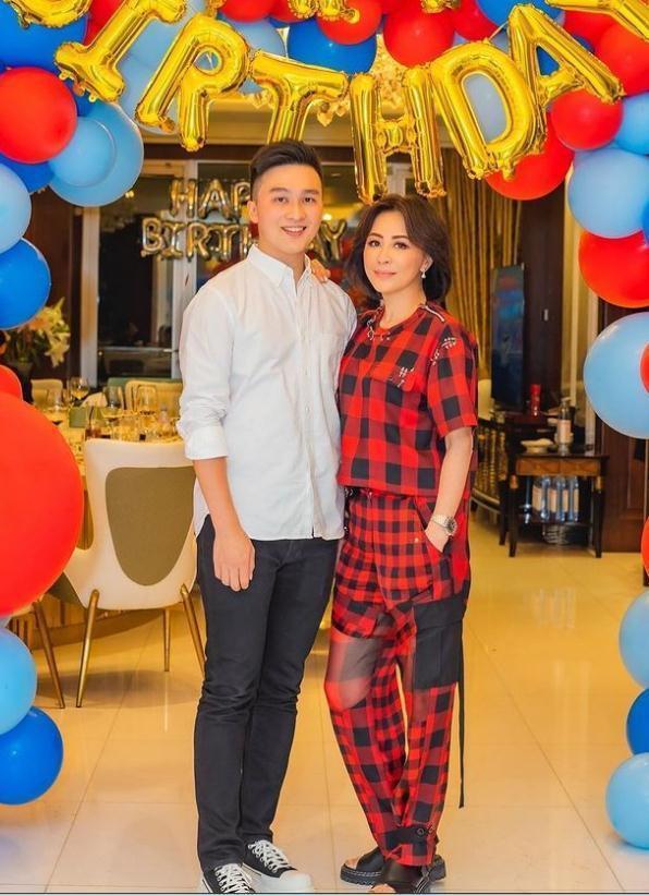 刘嘉玲陪母亲庆祝78岁生日，老公梁朝伟遗憾缺席