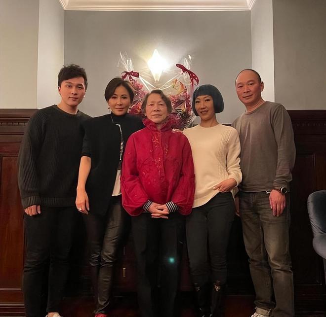 刘嘉玲陪母亲庆祝78岁生日，老公梁朝伟遗憾缺席